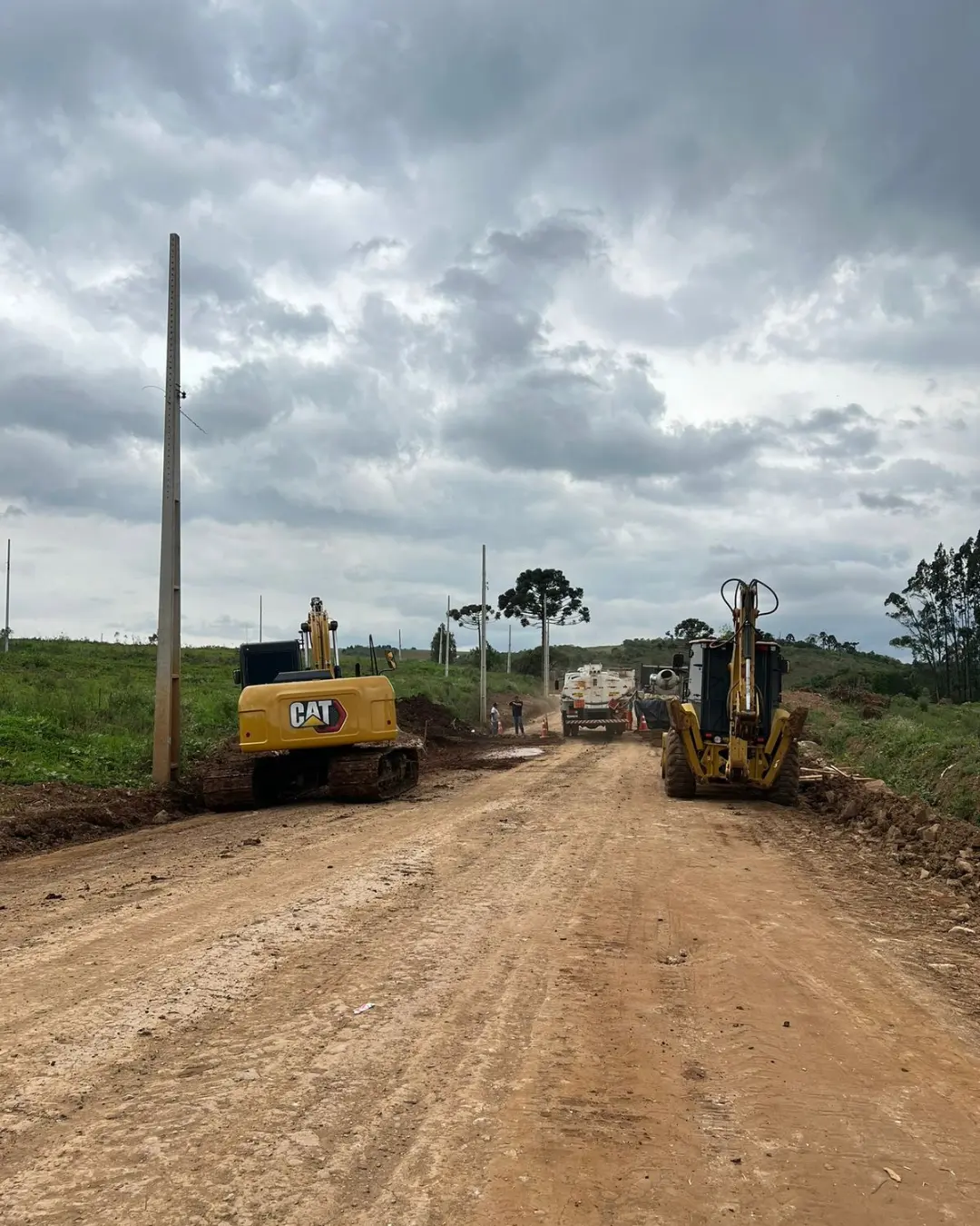 Acesso a residencial com 199 casas, nas proximidades da Coamo, está recebendo obras de pavimentação