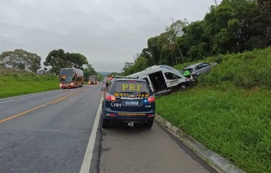 Ambulância da saúde de Chopinzinho que levava pacientes à Curitiba se envolve em acidente