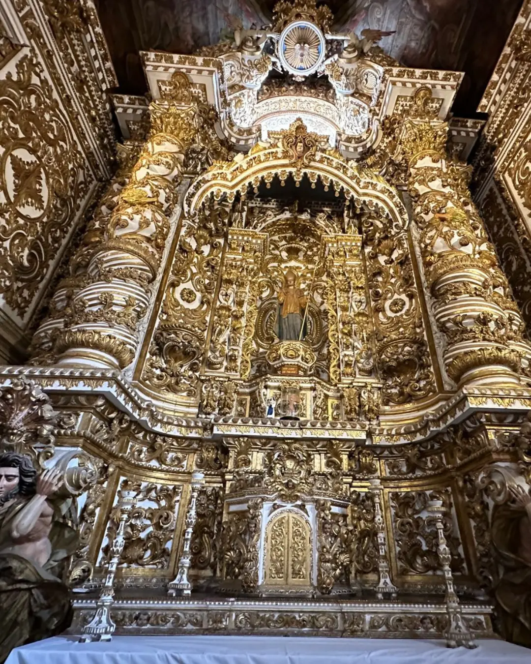 ANTES e DEPOIS: veja como era e como ficou 'igreja de ouro' após desabamento do teto em Salvador
