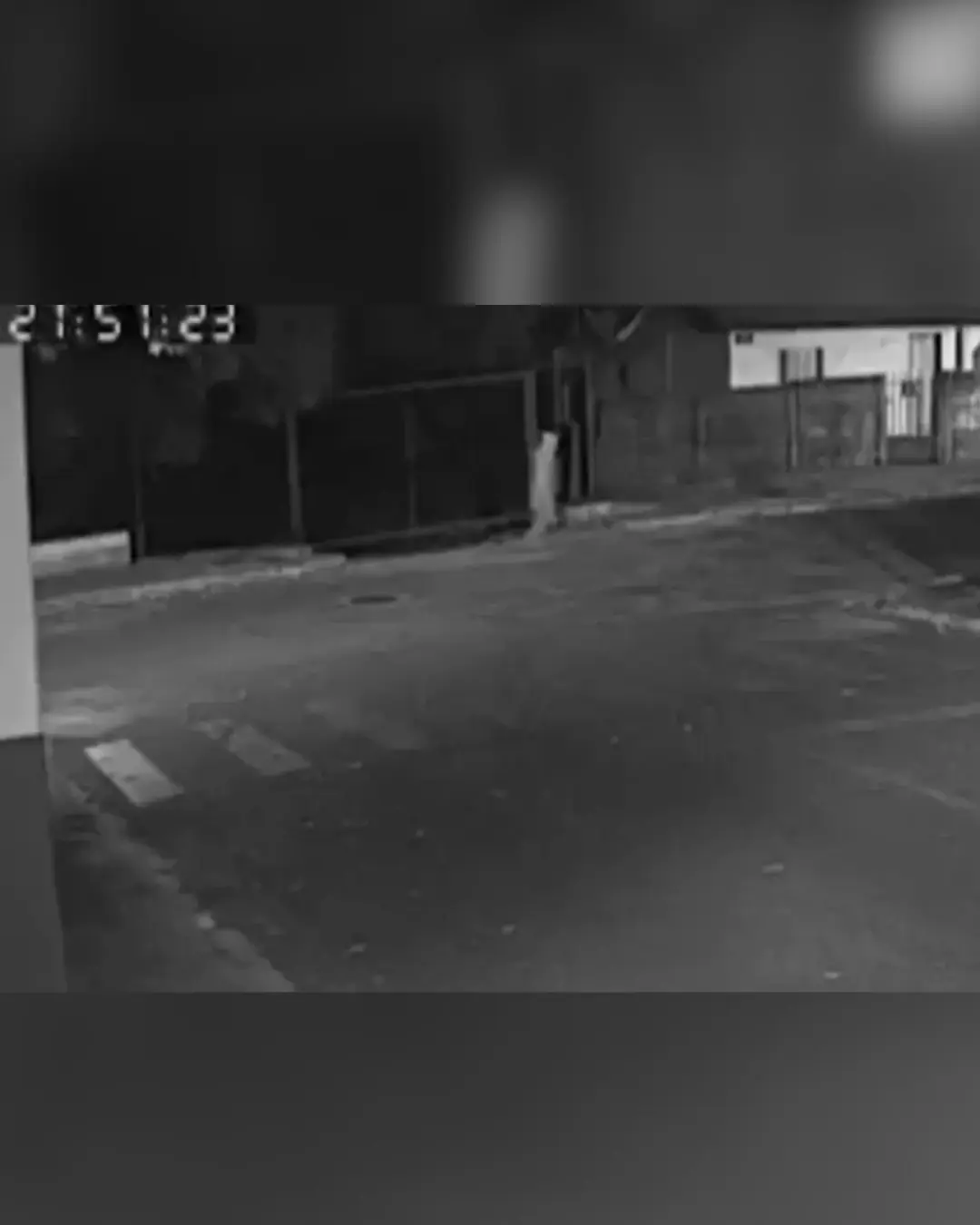 Câmera flagra 'sombra' atravessando portão de cemitério em Presidente Olegário, MG; moradores divergem sobre o ocorrido