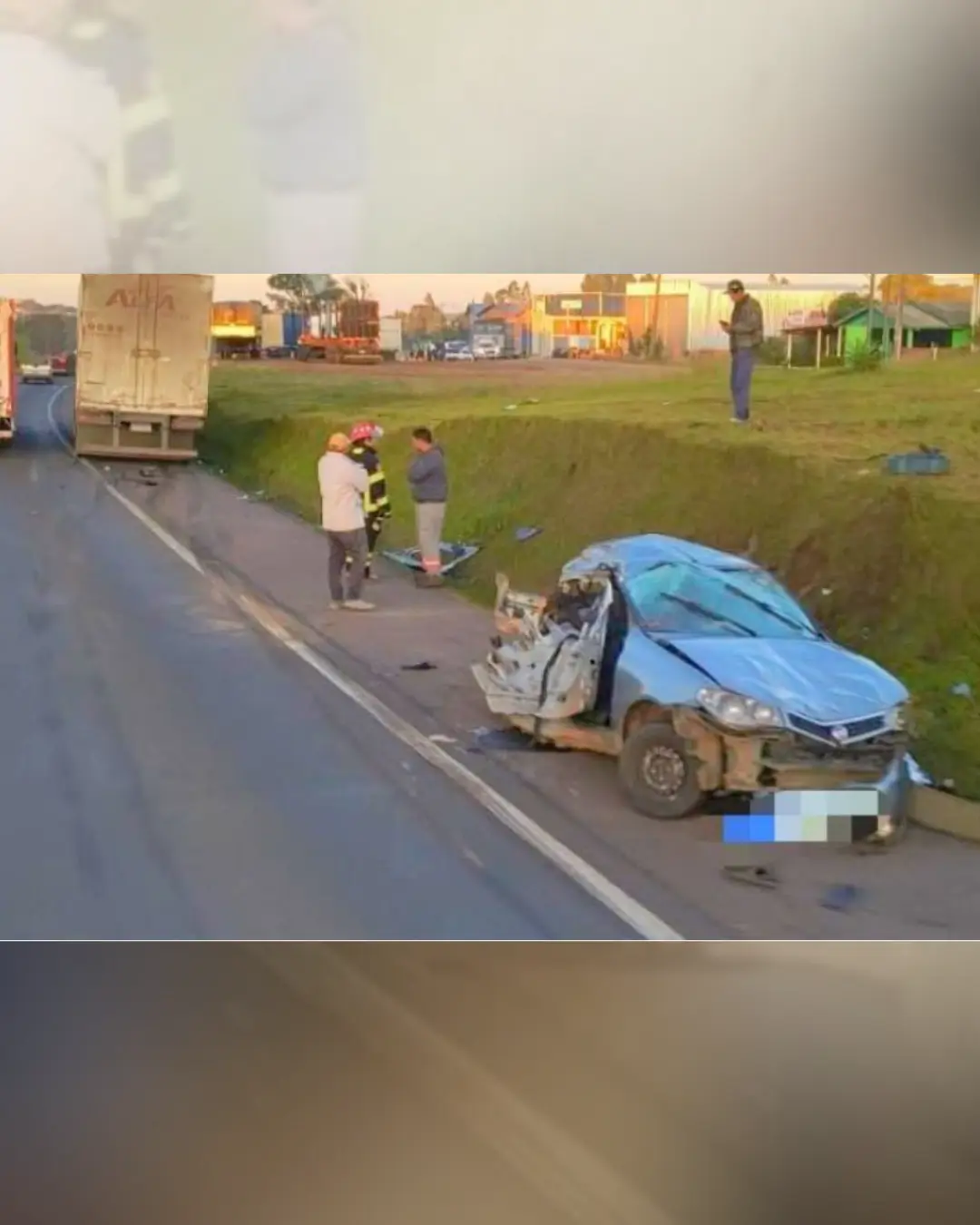 Colisão entre carro e três carretas na BR-153 em Irani deixa dois mortos e três feridos