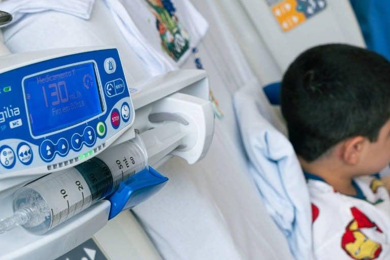 Criança brasileira morre após aplicação de remédio de R$ 14,6 milhões para distrofia muscular