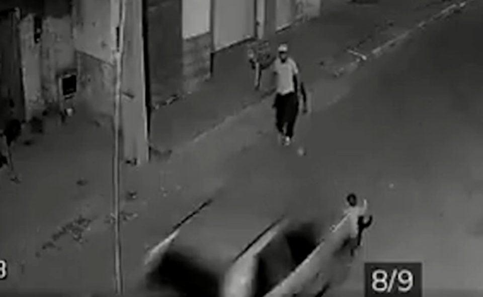 Imagens fortes! Câmera flagra momento em que bebê de 1 ano morre atropelado por carro em alta velocidade
