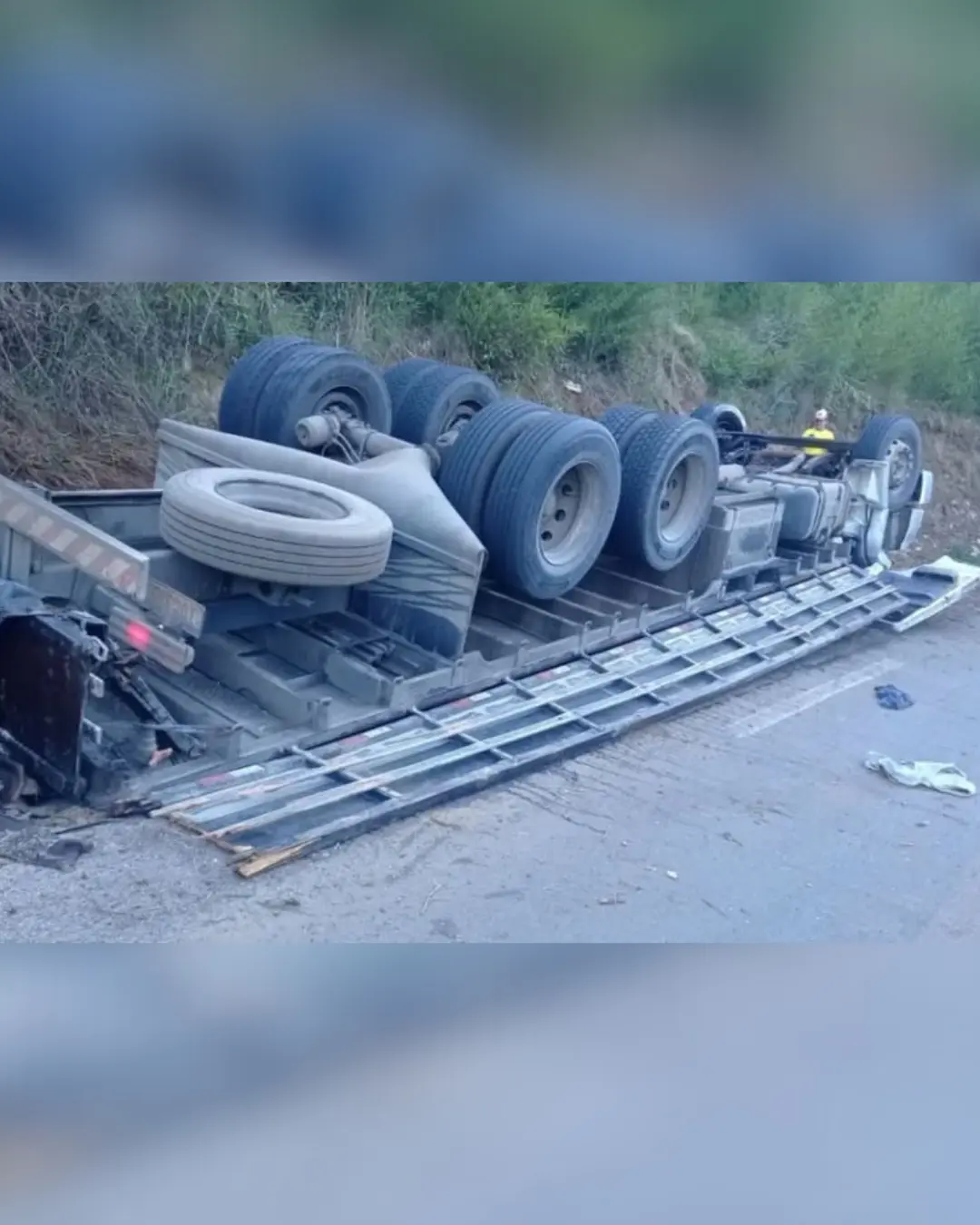 Motorista morre ao tombar caminhão na curva da ponte do rio Chopim em Palmas