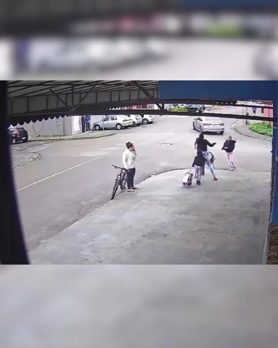 Mulher é morta a facadas ao levar filha para creche em Curitiba; irmãs suspeitas estão foragidas