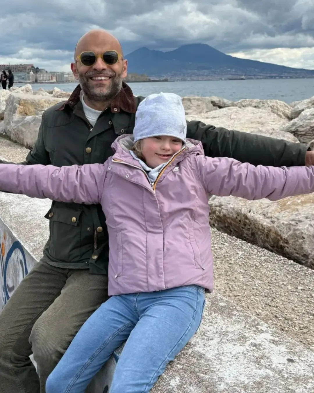 Pai solteiro adota bebê com síndrome de Down rejeitada por 20 famílias e emociona milhares