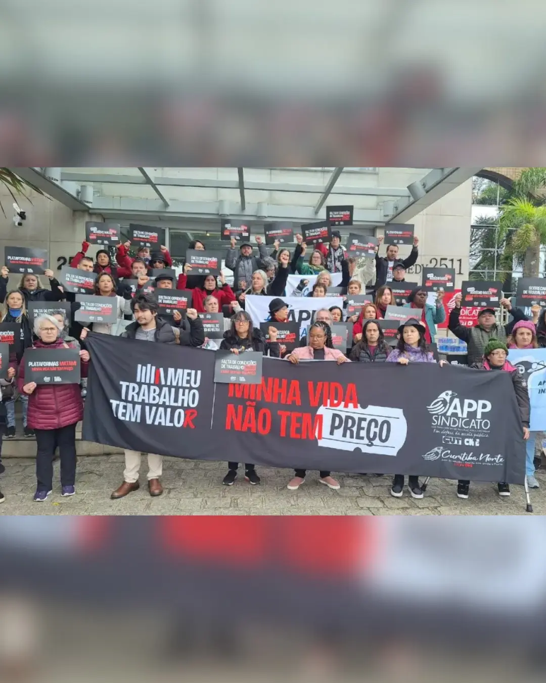 Professores do Paraná protestam contra assédio e pressão nas escolas após morte de colegas em serviço