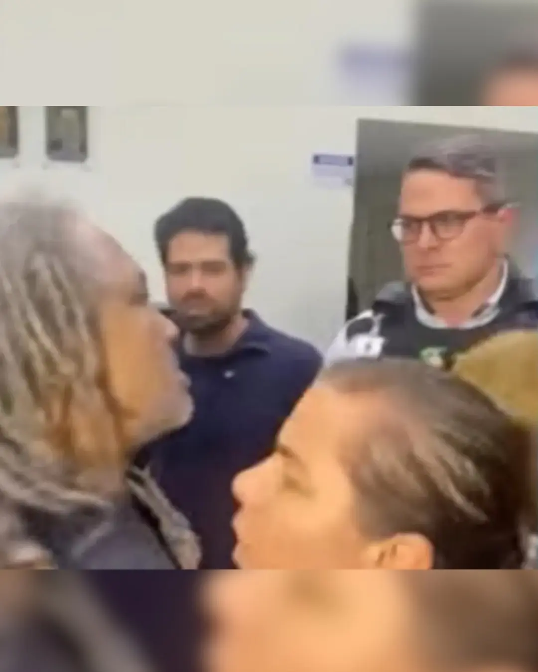 Sessão em Apucarana sobre título a Bolsonaro termina em tumulto entre manifestantes