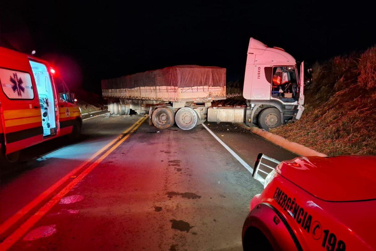 Colisão com morte joga carreta contra barranco e bloqueia totalmente rodovia em SC