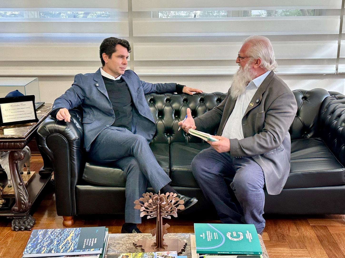 Diretor do Jornal Novo Tempo de Santa Isabel do Oeste, Sérgio Jonikaites e o Presidente da Assembleia Legislativa do Paraná, deputado Alexandre Curi (PSD)
