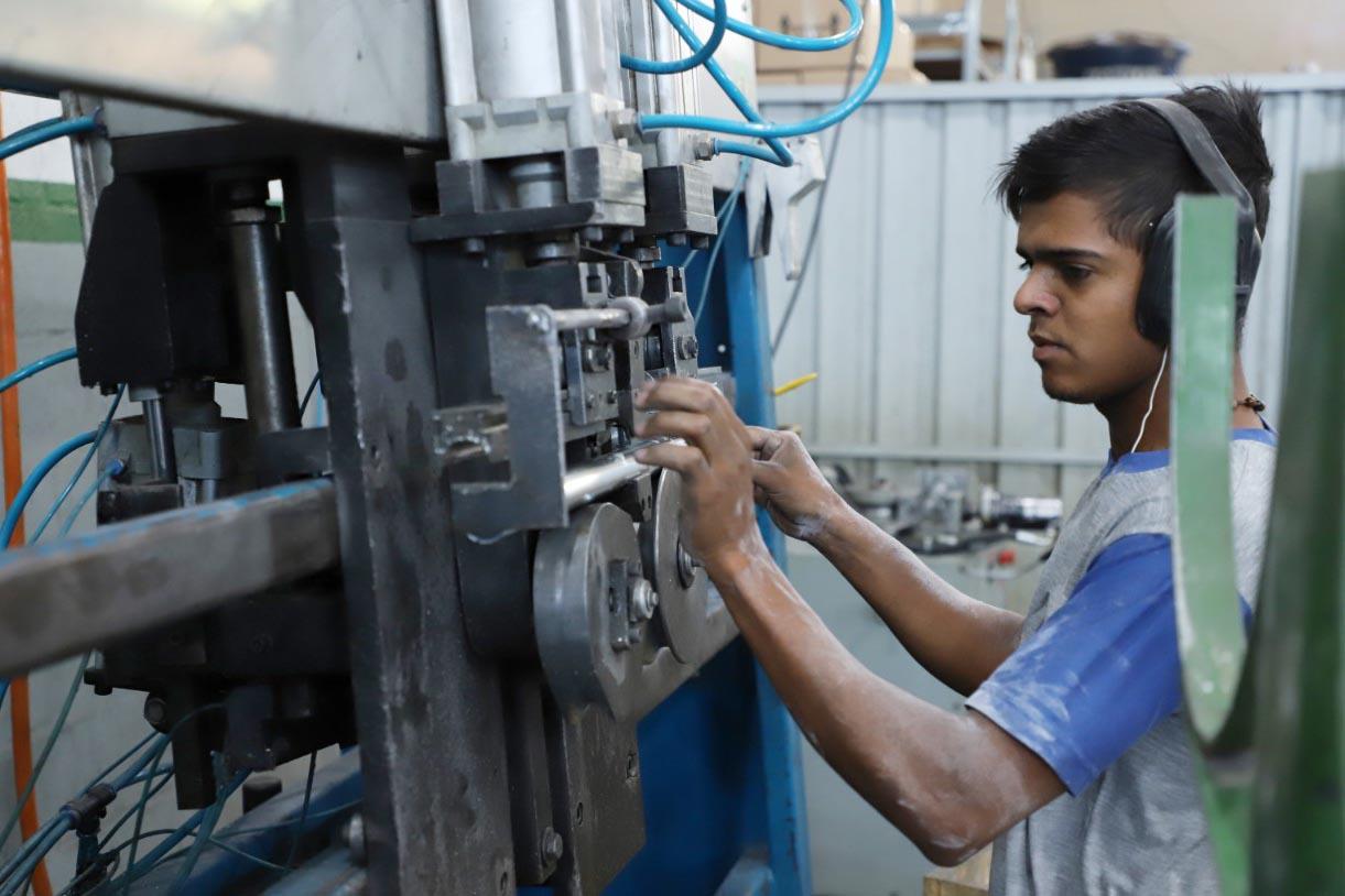Indústria na frente: Agências do Trabalhador do Paraná têm 23,7 mil vagas de emprego abertas