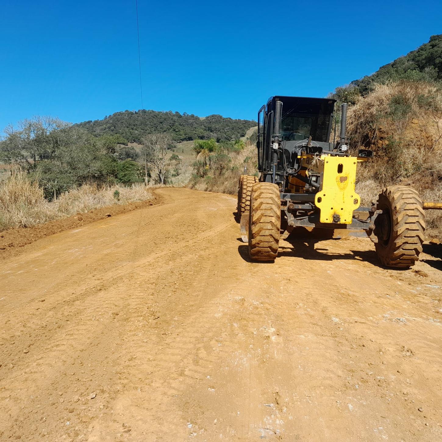 Máquinas continuam desenvolvendo melhorias nas estradas rurais de CDS
