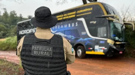 Preso foge, rouba ônibus e acaba atolado em estrada rural