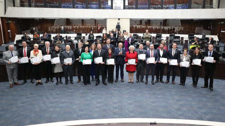 Representando 35 países, consulados que atuam no Paraná são homenageados na Assembleia Legislativa