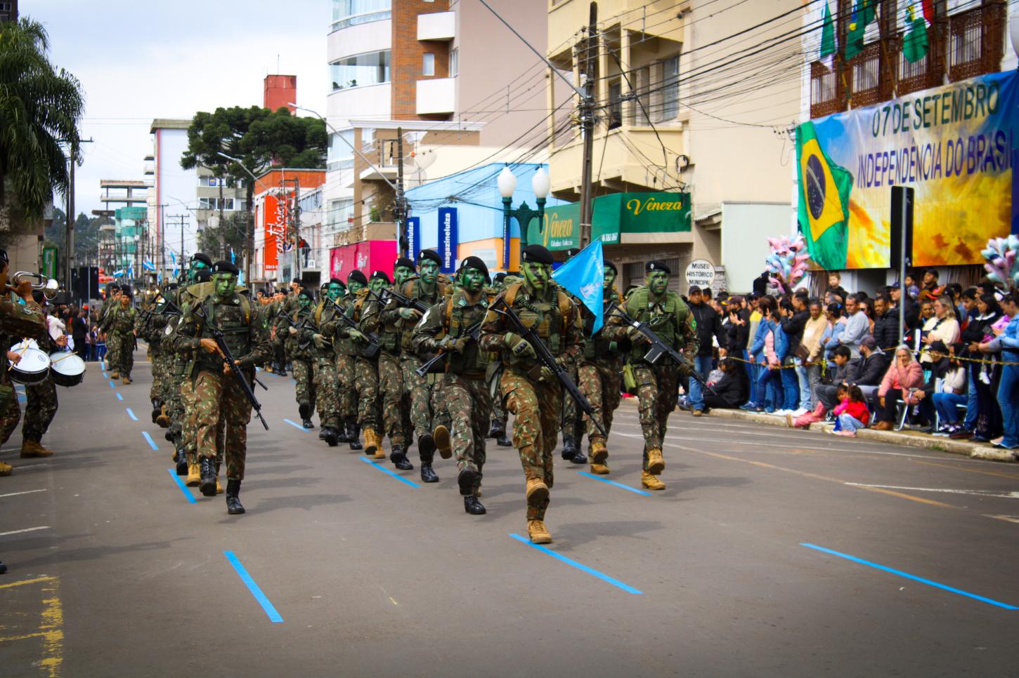 Desfile Cívico na Praça Bom Jesus enalteceu o patriotismo do palmense