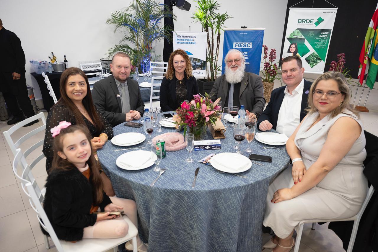 Representantes da Adjori/Pr, Presidente Cidenei Cristian Allebrandt e esposa Janete Allebrandt, Sérgio Jonikaites da diretoria Adjori Brasil e esposa Zeli Maria Raota Jonikaites e o Presidente do Conselho Fiscal da Adjori/PR, Ciro Gilmar Ivatiuk, esposa Letícia de Souza Torres 