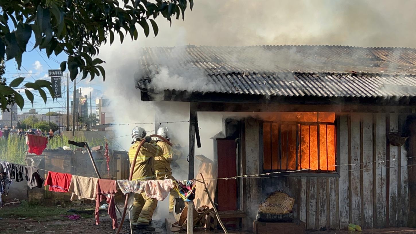 Incêndio destrói casa de madeira no bairro Divino