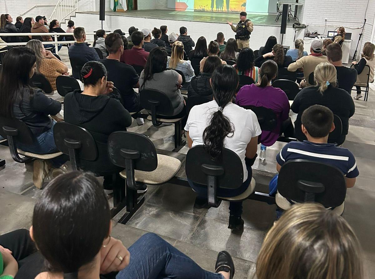 Militares da Patrulha Escolar abordaram alguns temas em reunião com os pais dos alunos