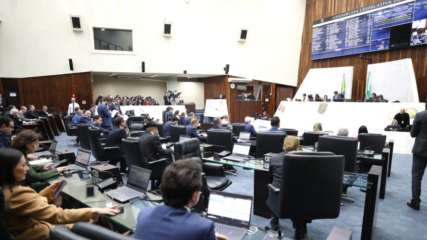 Assembleia acelera votação e projeto que proíbe reconstituição de leite em pó importado no Paraná é aprovado em 1º turno