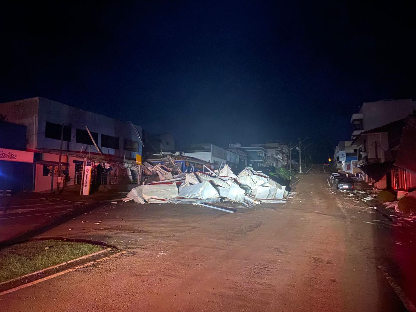 432 pessoas são atendidas após tornado em Rio Bonito do Iguaçu; governador decola para região