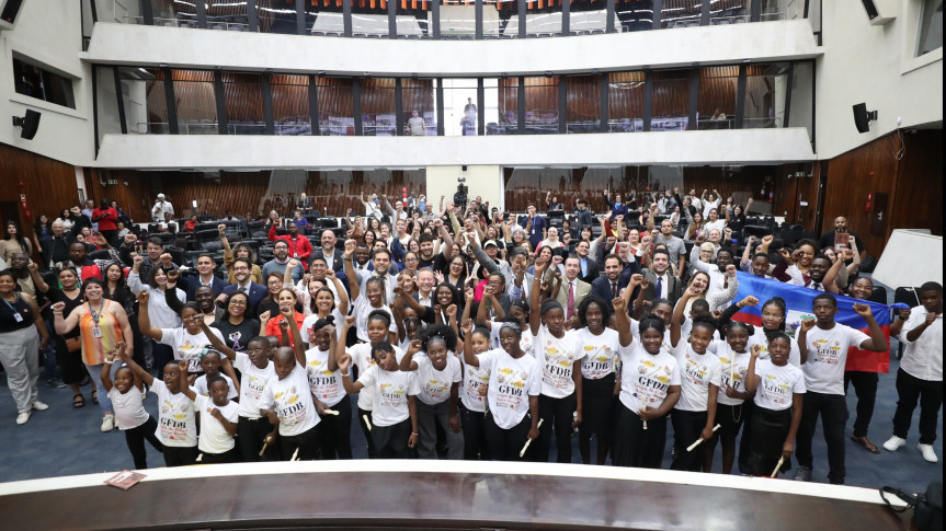 Assembleia lança guia de documentação e direitos durante debate sobre acolhimento a migrantes e refugiados