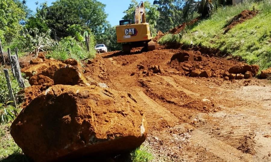 Departamento de Obras realiza rebaixamento de trecho na estrada do Pedregulho