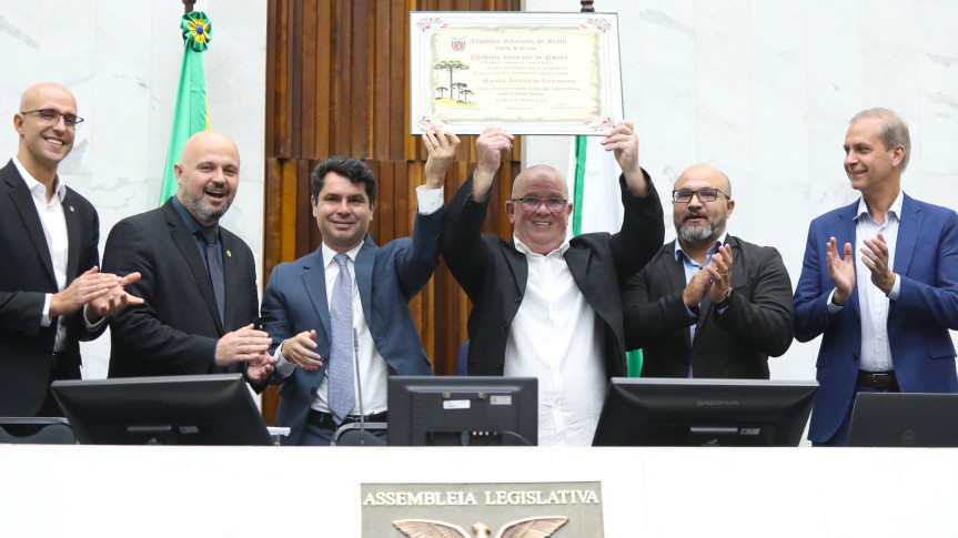Emoção marca solenidade de entrega de título de Cidadão Honorário do Paraná a Macaris do Livramento