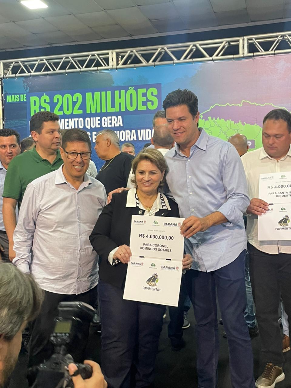 Prefeita de CDS, Dona Maria, o secretário das Cidades Guto Silva e o deputado estadual, Adão Litro