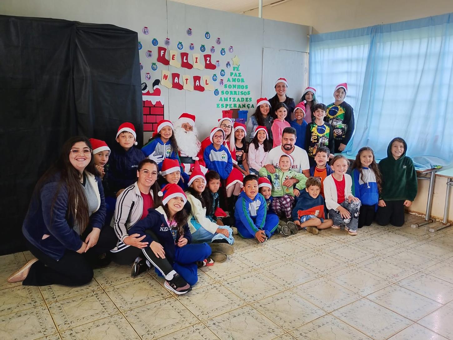 Alunos da Rede Municipal de Ensino de Palmas tiveram momentos alegres com o Bom Velhinho 