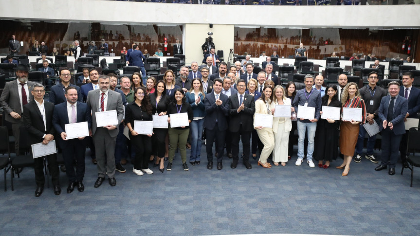 Assembleia Legislativa do Paraná homenageia servidores responsáveis pela marca de 100% de transparência