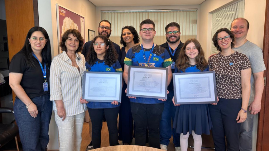 Deputada Cristina Silvestri (PP) homenageia meninas medalhistas em competição nacional de robótica
