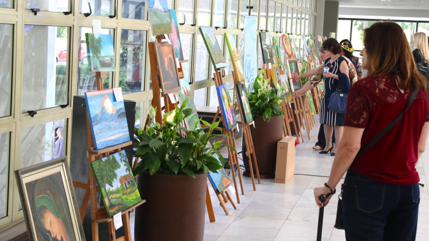 Exposição de pinturas de pessoas idosas ganha espaço na Assembleia, celebrando criatividade e inclusão