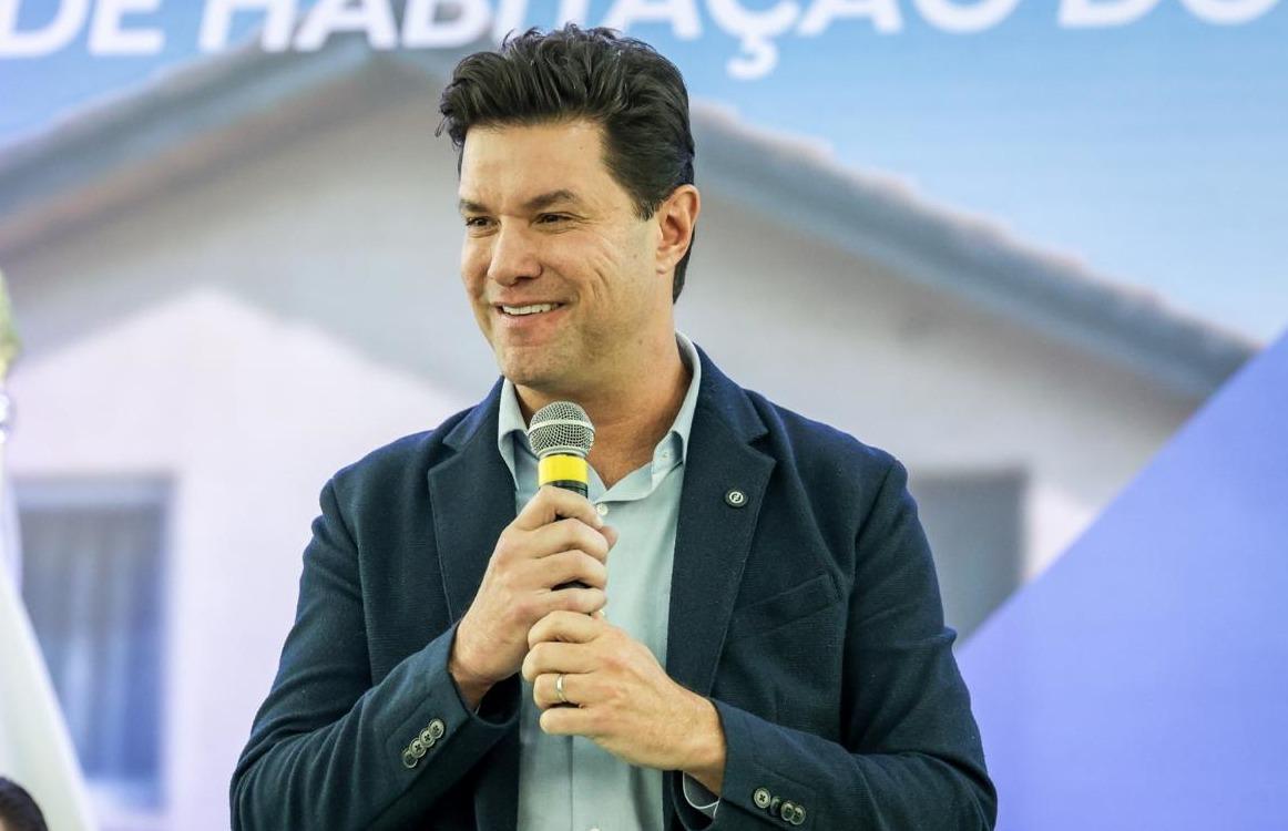 Guto Silva entrega R$ 4,2 bilhões em convênios com cidades