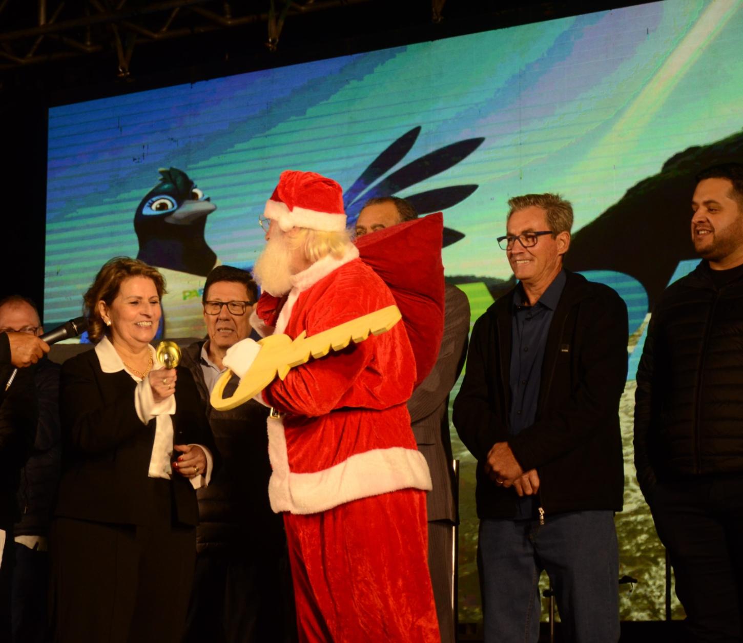 Papai Noel participou da abertura oficial do Natal em Cel Domingos Soares