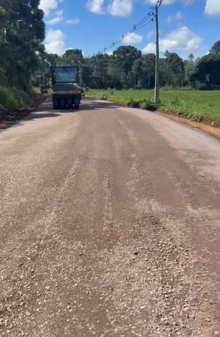 Continuam os trabalhos na estrada do Travessão para aplicação do Tratamento TST