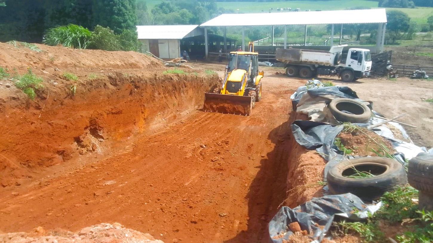 Departamento de Agricultura inicia trabalhos de limpeza e construção de silos para silagem