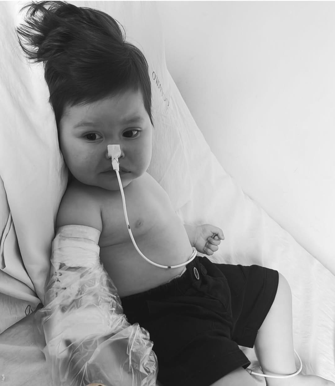 Mãe pede ajuda para compra carrinho postural para seu filho, ele é portador de uma doença grave