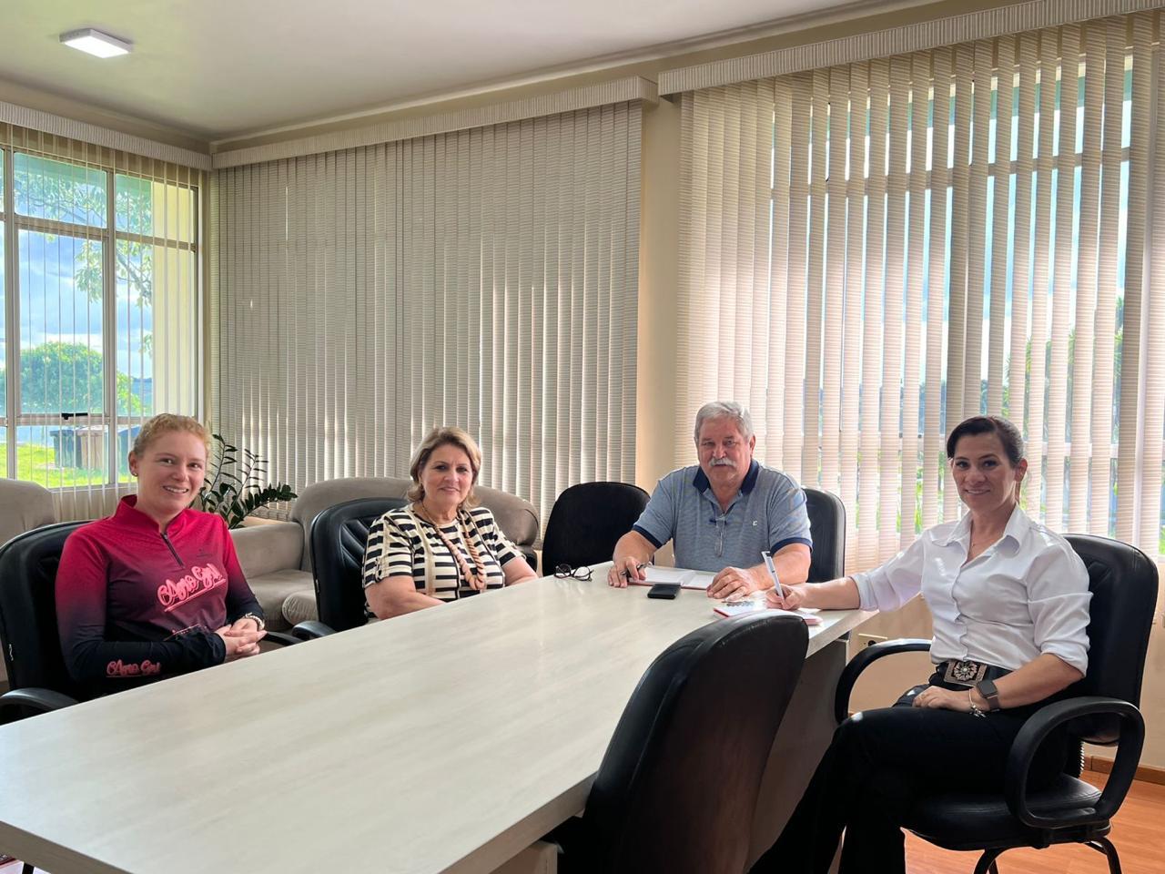 Prefeita recebe assessora do deputado Sérgio Souza para tratar de futuros projetos e recurso