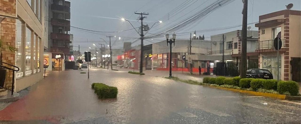 Administração Municipal atua em força-tarefa após fortes chuvas e mais de 20 pontos de alagamento