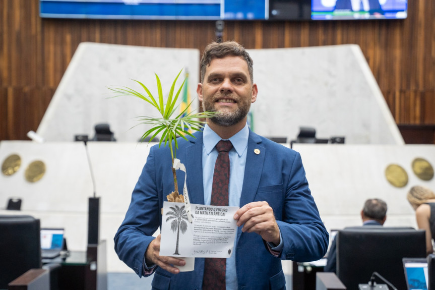 Deputado Goura (PDT) distribui mudas de palmeira juçara no plenário durante reinício dos trabalhos da Assembleia