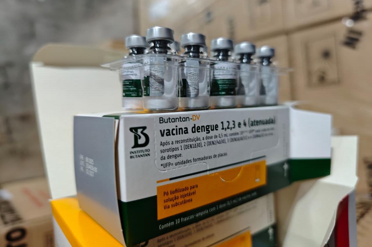 Paraná inicia entrega de vacinas contra dengue e amplia proteção de profissionais de saúde