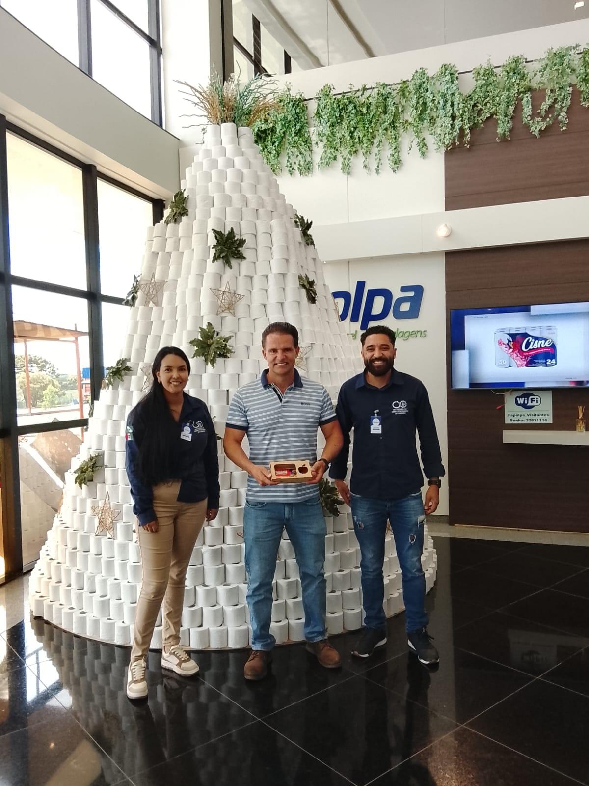 Marieli, empresário Jackson Carraro, da empresa Fapolpa e o coordenador da Agência do Trabalhador
