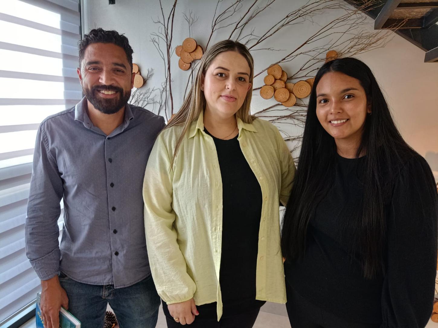 Silvio, a responsável pelo RH da Marini Compensados, Mônica Luciano e Marieli Pilantil da Silva, responsável pela intermediação de mão de obra do SINE