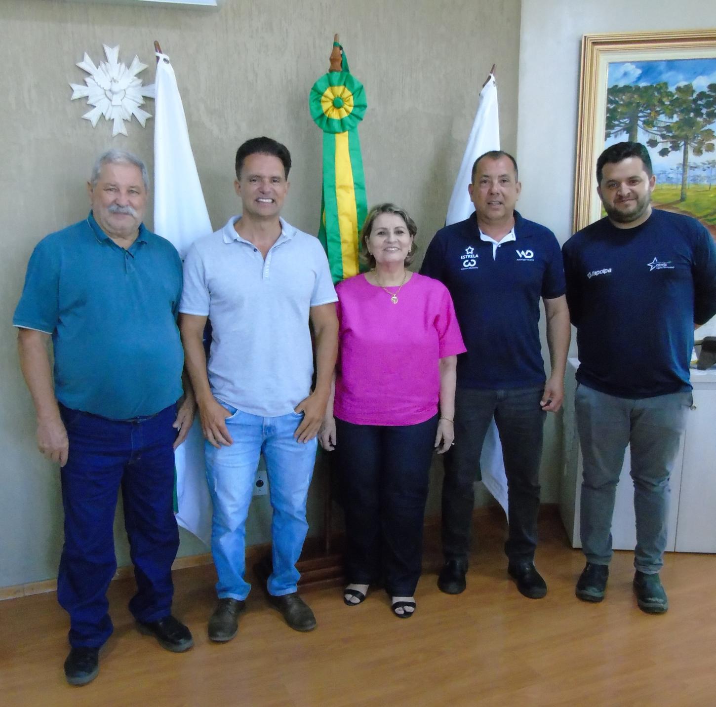 Prefeita recebe empresário da Estrela Papéis para reunião no gabinete da Prefeitura