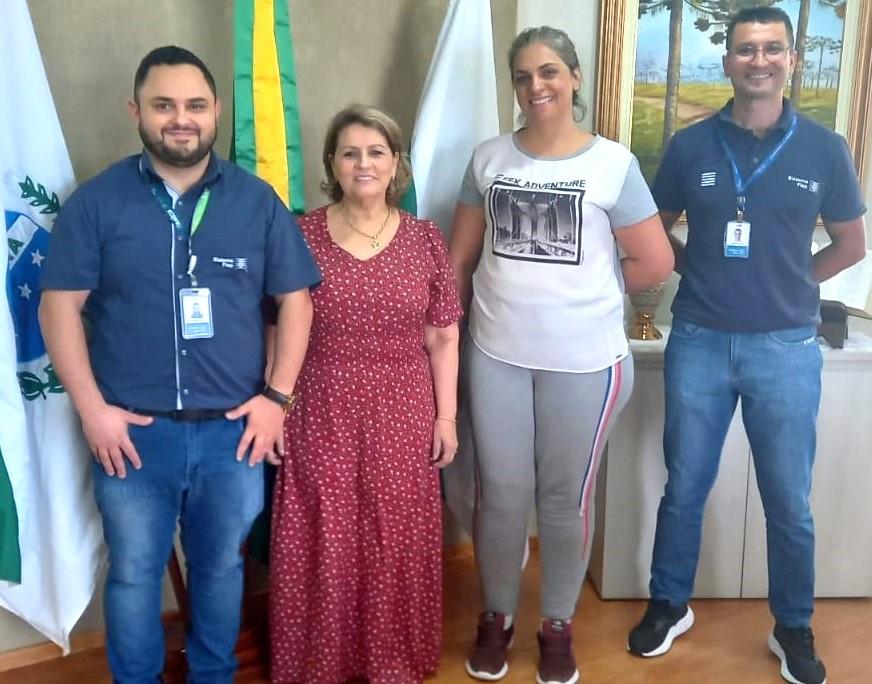 Prefeita recebe representantes do SESI para tratar de cursos e qualificação profissional