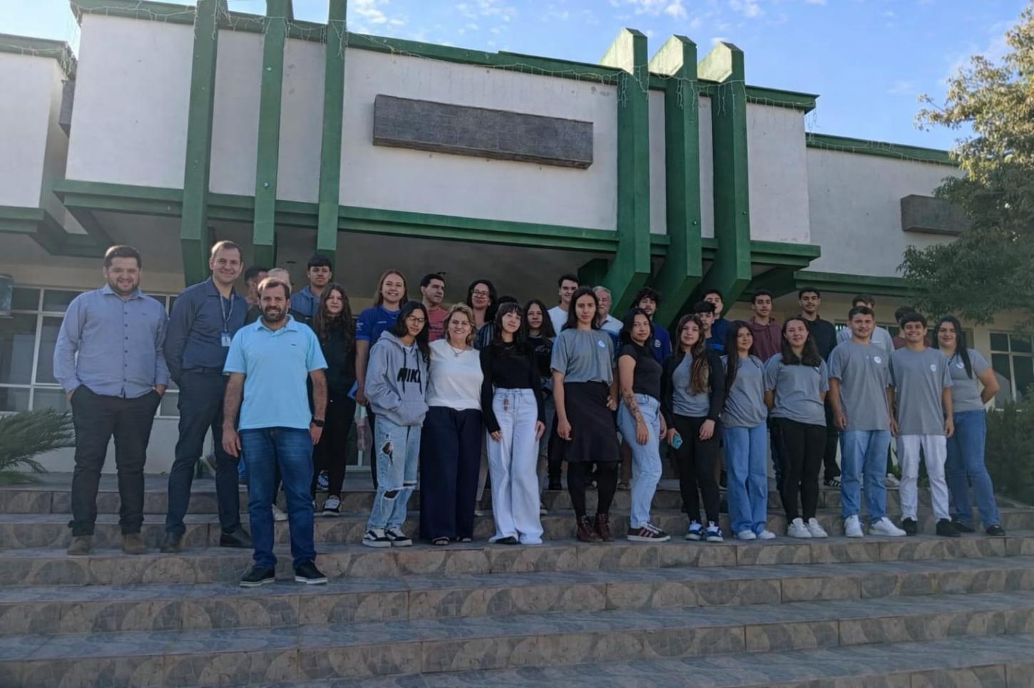 Alunos do Colégio Artêmio França realizam visita educativa à Prefeitura de CDS