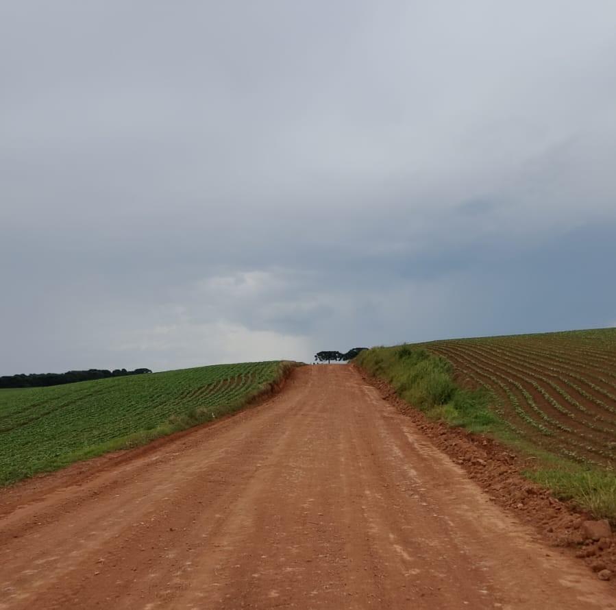 Departamento de Obras realiza manutenção de estradas rurais em diversas comunidades