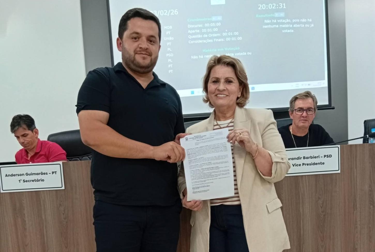 Dona Maria entrega Termo de Cessão de Uso do imóvel a Câmara de CDS