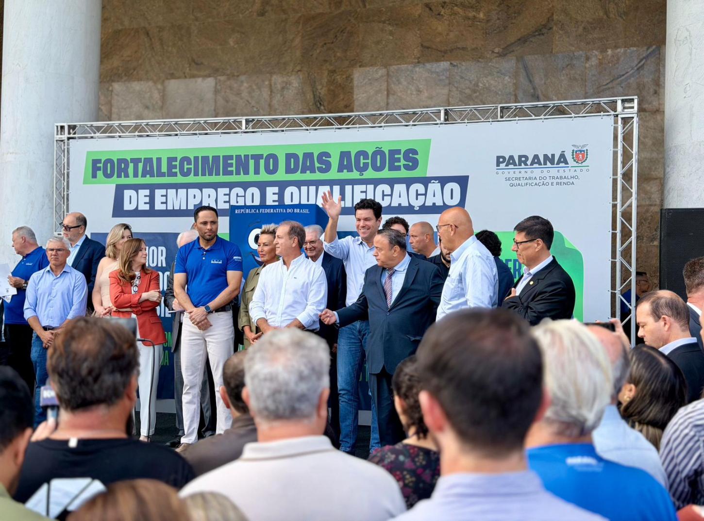 Guto Silva destaca força do emprego no Paraná em entrega de veículos e novo programa de empregabilidade