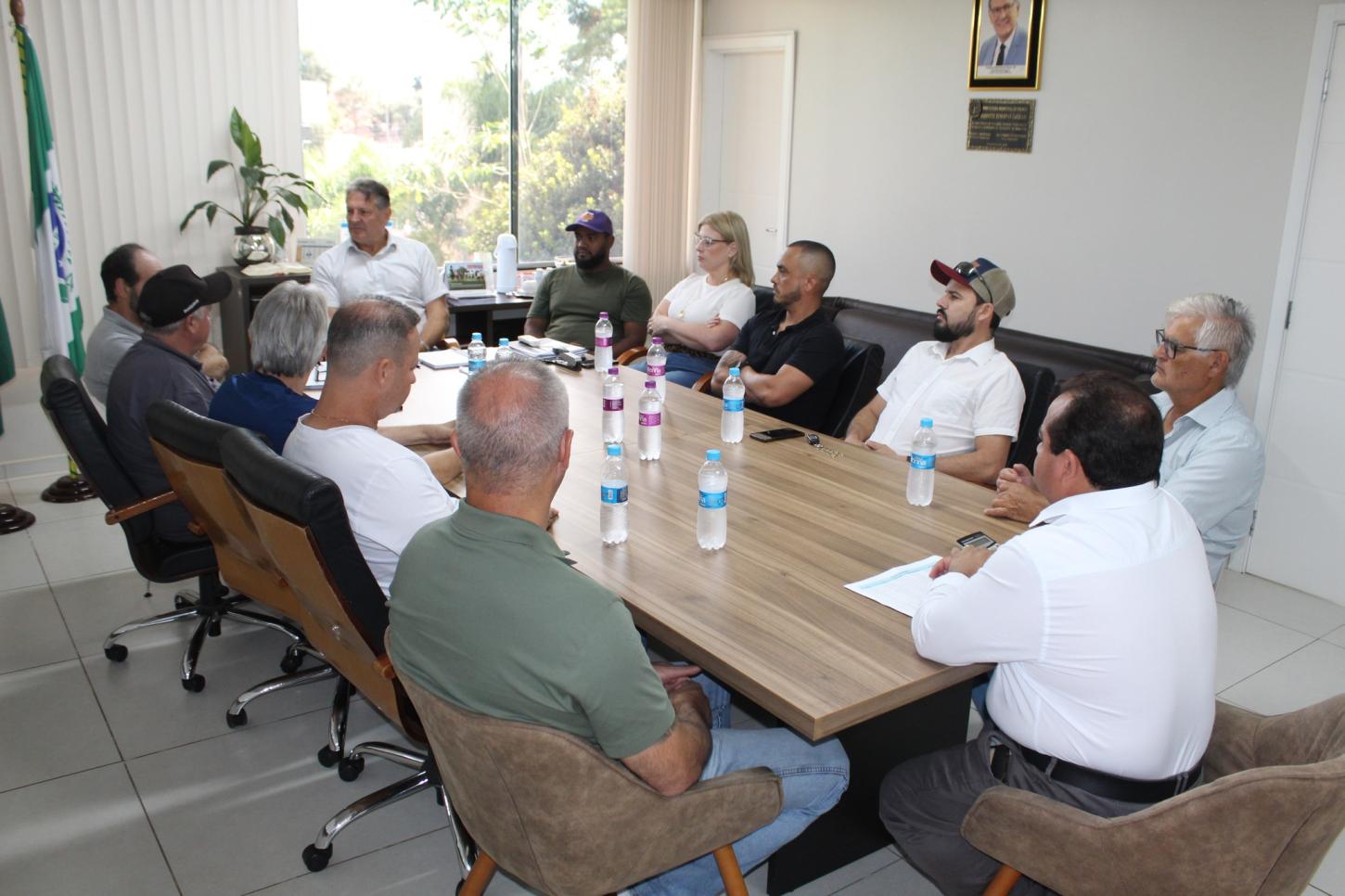 Poderes municipais discutem nova proposta de reajuste aos servidores